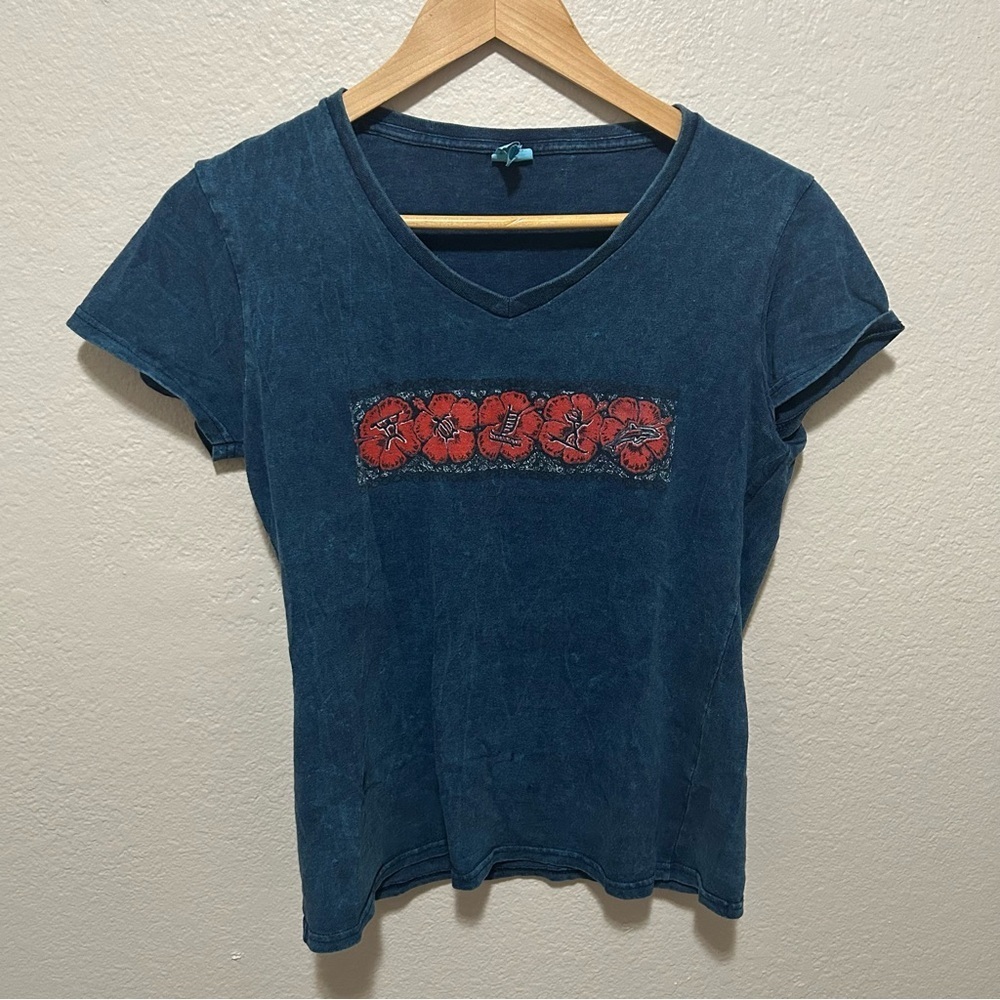 Gildan Y2K Women's Navy Baby Tee with Red Floral Design Estimated Small/ Medium